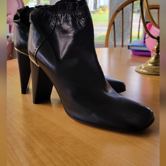 LOUIS VUITTON Noir Leather Ankle Boots SZ 40 (US SZ 10) - Picture 9 of 9